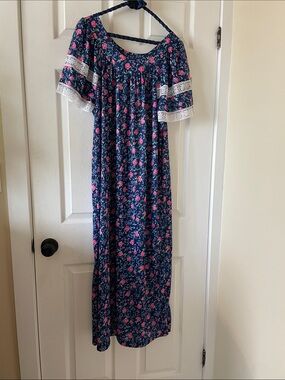 Adorable vintage floral cottage core nightgown sleep shirt night dress